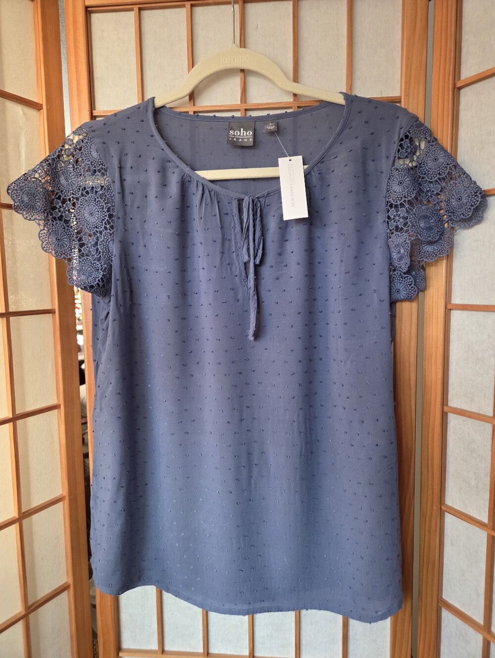 NWT WOMENS NY&Co BLUE POLKA DOT VISCOSE  SHORT LACE CAP SLEEVES BLOUSE SMALL